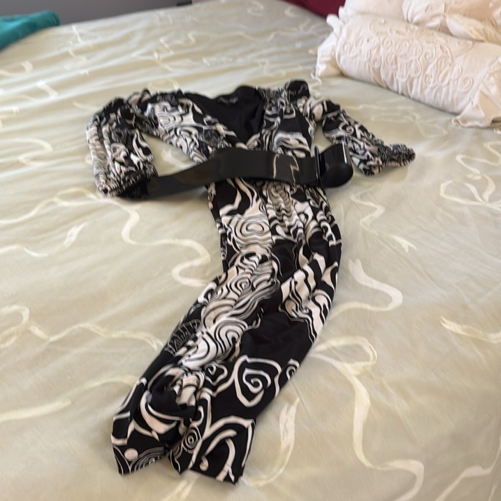 Black and White Patterned Dress with Belt - Picture 3 of 13